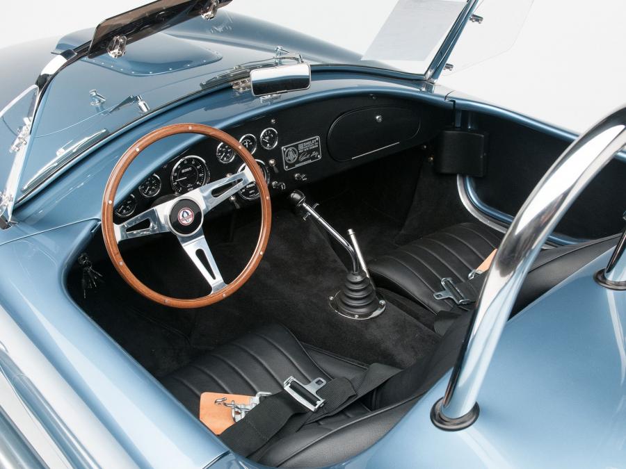 Интерьер Shelby Cobra 427 S/C Competition (Mk III) 1965 года  (фото 8 из 18)